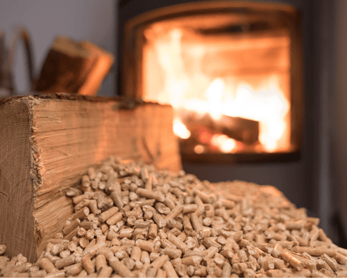 Comment allumer un feu efficacement ? Bois ou granulés